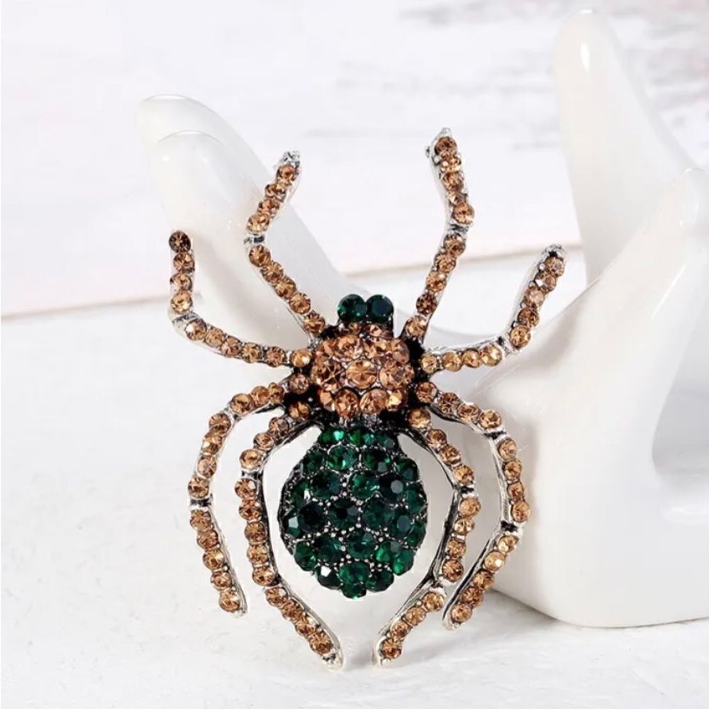 🕷️ Betsey Johnson sparkling crystal spider brooch 🕷️